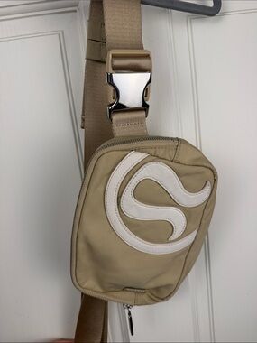 Lululemon Everywhere Belt Bag 1L
